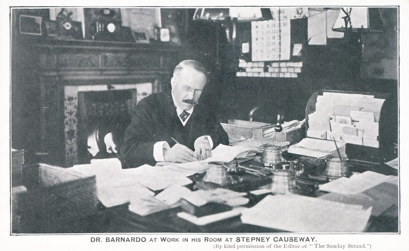 Dr Barnardo au travail dans son bureau à Stepney Causeway - English Photographer