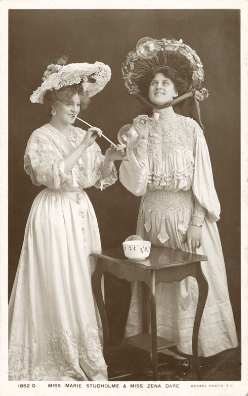 Actrices et chanteuses anglaises, Zena Dare et Marie Studholme - English Photographer
