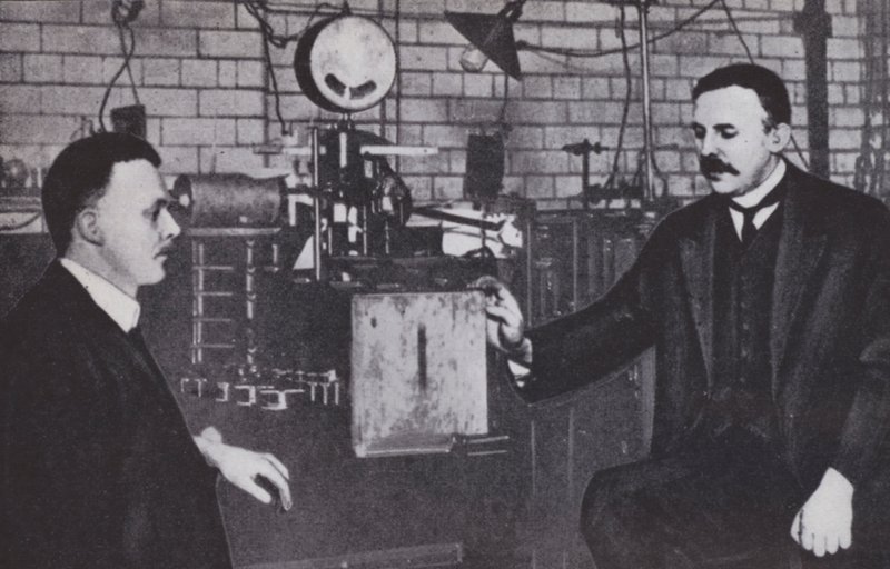Ernest Rutherford, à gauche, et Hans Geiger dans le laboratoire de physique de l