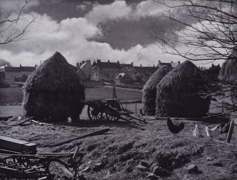 Meules de ferme et toits de village à Oxton, Lauderdale - English Photographer
