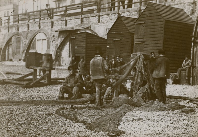 Pêcheurs photographiés avec leurs filets sur la plage de Brighton - English Photographer