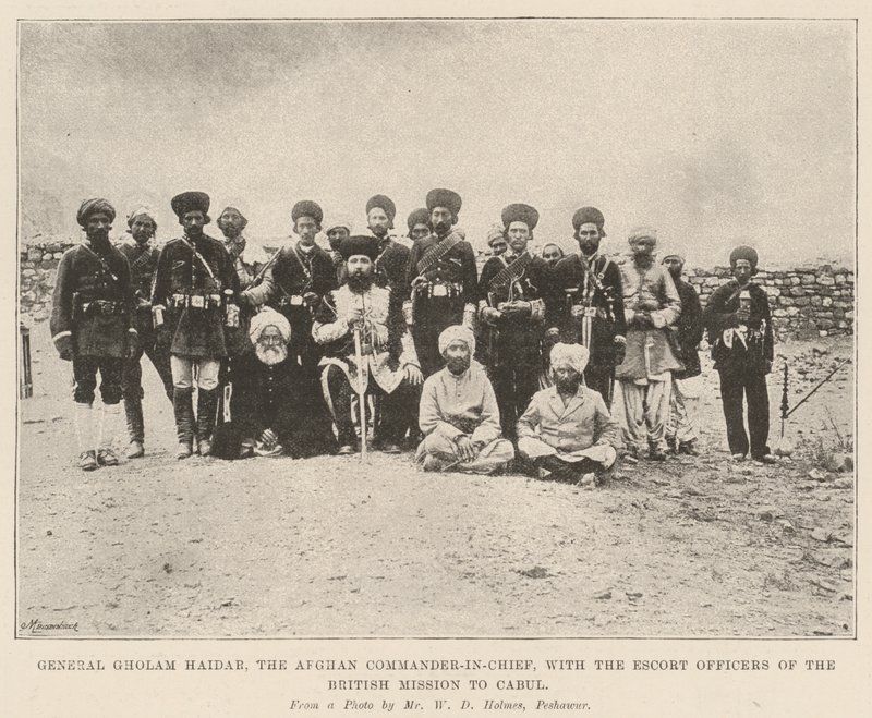 Général Gholam Haidar, commandant en chef afghan, avec les officiers d