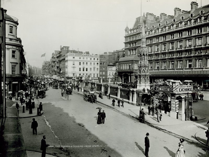 Vue générale le long du Strand avec la gare de Charing Cross - English Photographer