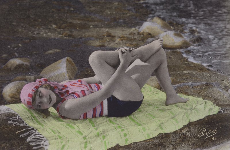 Fille allongée sur une serviette à la plage - English Photographer