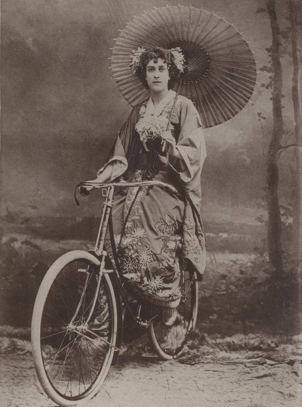 Fille à vélo, habillée à la mode japonaise - English Photographer