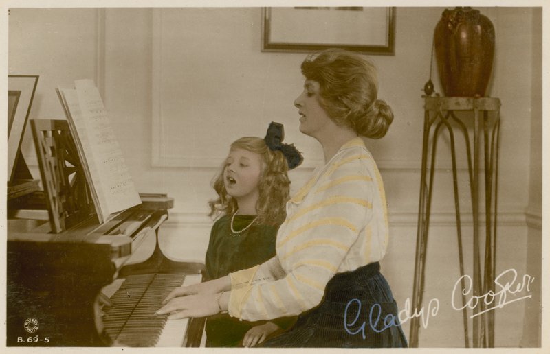 Gladys Cooper et une fille au piano - English Photographer