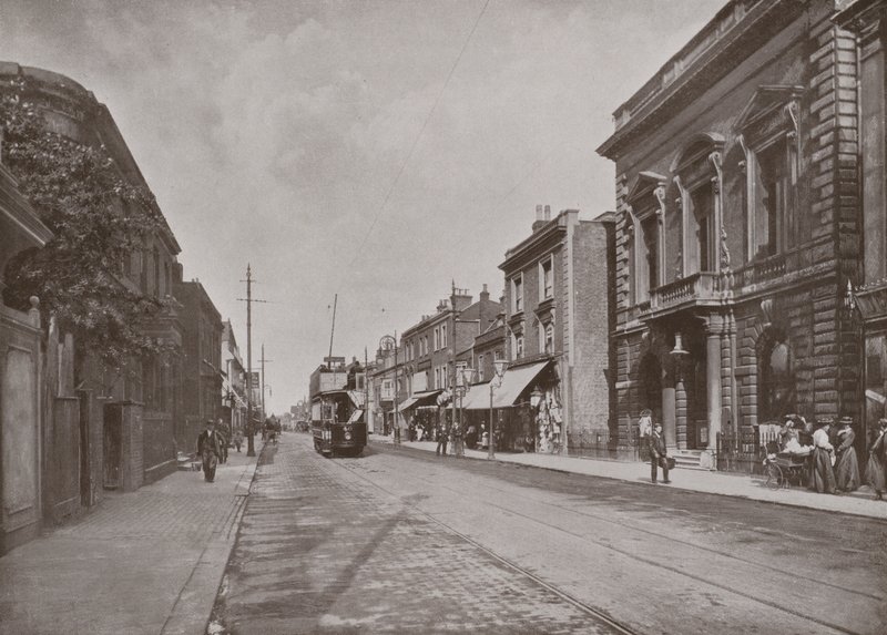 High Street, Hounslow, montrant les bureaux du Conseil, à droite - English Photographer