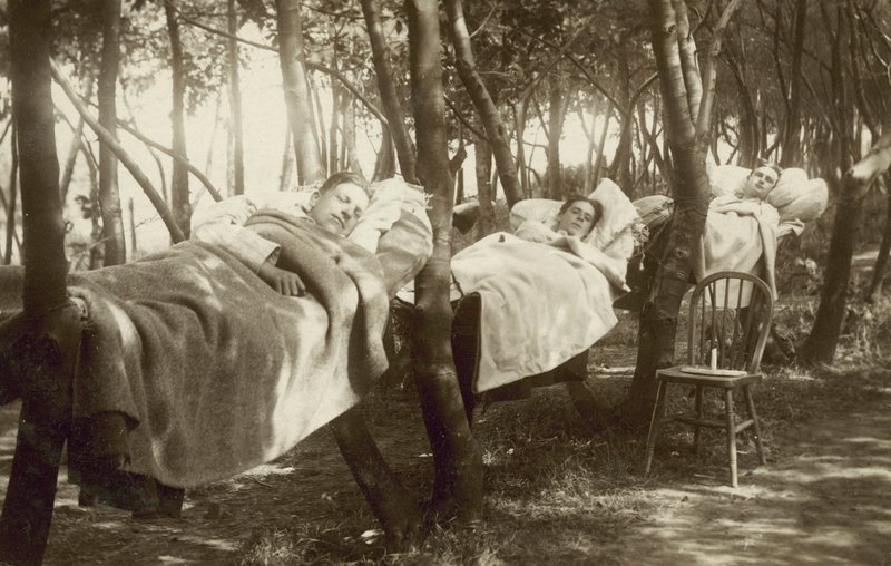 Cueilleurs de houblon dormant dans des hamacs sur une ferme dans le Kent - English Photographer