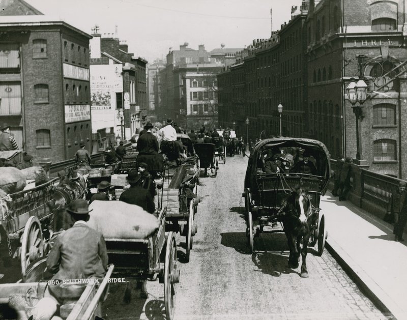 Chariots tirés par des chevaux passant sur le pont de Southwark - English Photographer
