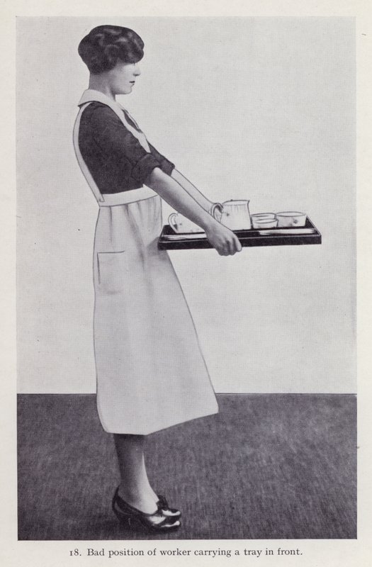 Illustration pour la posture dans les travaux ménagers (photo n/b) - English Photographer