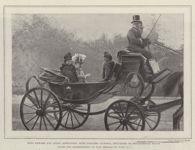 Le roi Édouard et la reine Alexandra, avec la princesse Victoria, retournant à Marlborough House après la présentation des médailles de guerre le 12 juin - English Photographer