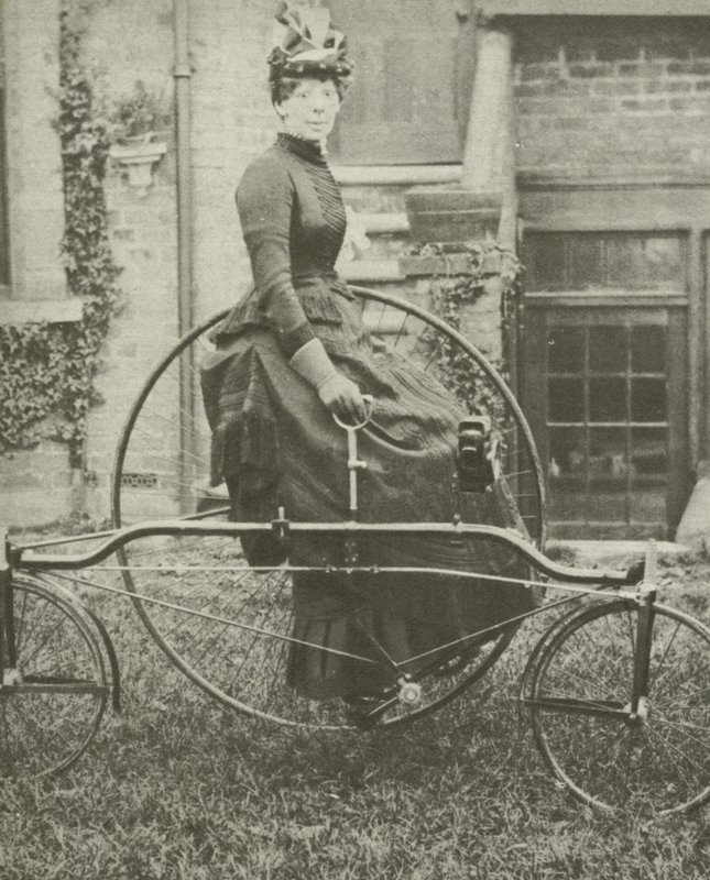 Dame sur tricycle - English Photographer