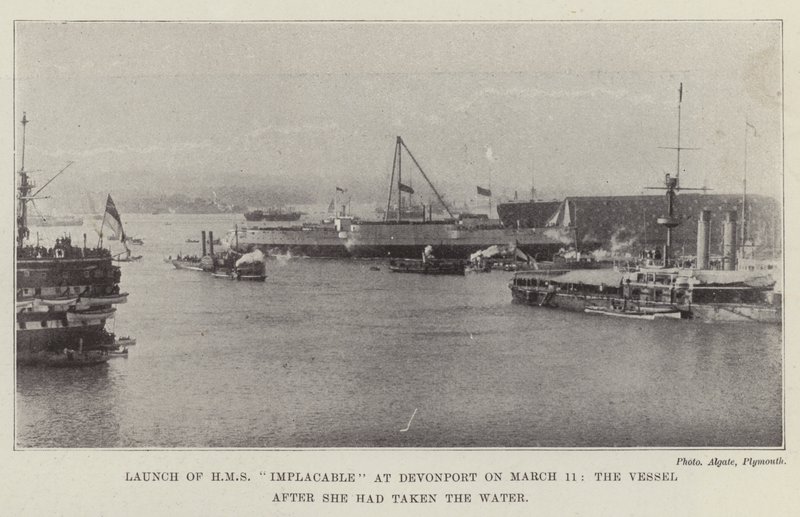Lancement du HMS Implacable à Devonport le 11 mars, le navire après avoir pris l