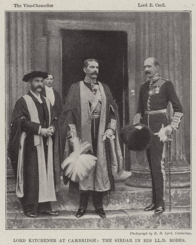 Lord Kitchener à Cambridge, le Sirdar en robe de LLD - English Photographer