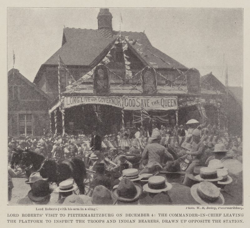 La Visite de Lord Roberts à Pietermaritzburg le 4 décembre, le Commandant en Chef quittant la Plateforme pour inspecter les Troupes et les Porteurs Indiens, alignés en face de la Gare - English Photographer
