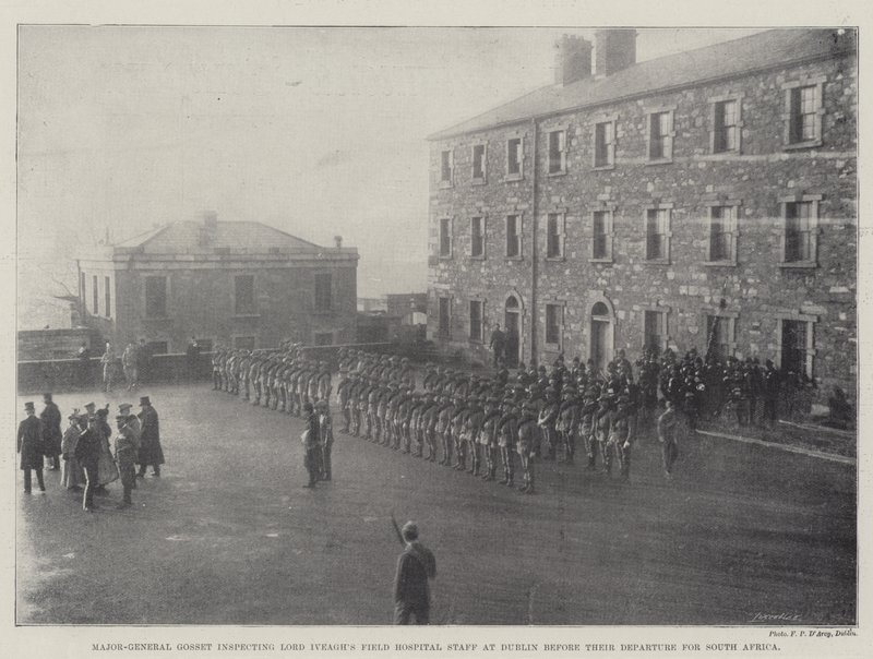 Le major-général Gosset inspectant le personnel de l