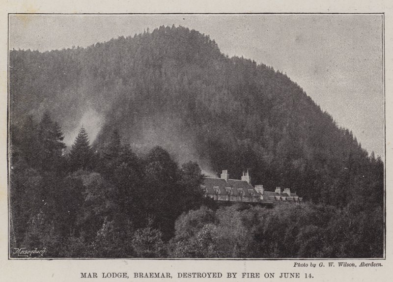 Mar Lodge, Braemar, détruit par un incendie le 14 juin - English Photographer