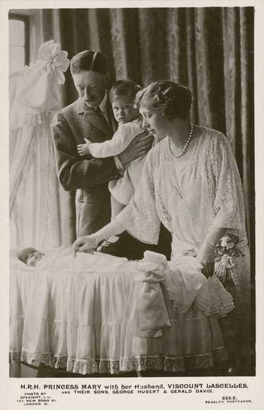 Mary, princesse royale, et son mari, le vicomte Lascelles, avec leurs fils, George et Gerald (photo n/b) - English Photographer
