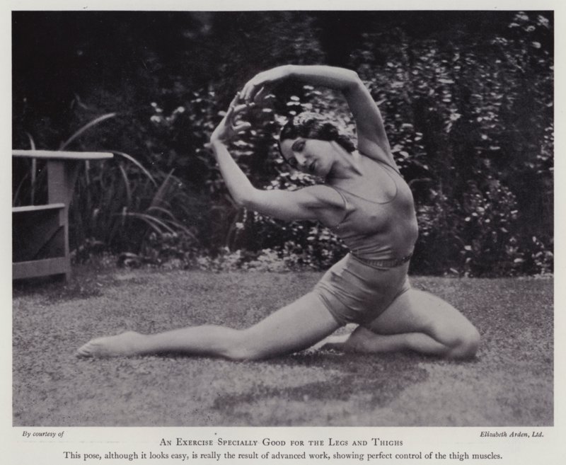 Culture de la beauté moderne : Un exercice particulièrement bon pour les jambes et les cuisses (photo n/b) - English Photographer