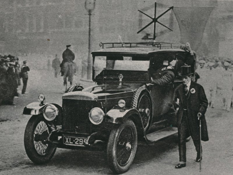 Voiture avec appareil de réception radio et une antenne cadre sur le toit de la voiture - English Photographer