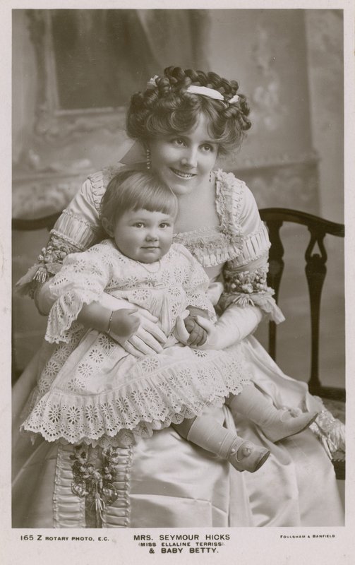 Mme Seymour Hicks et sa fille - English Photographer