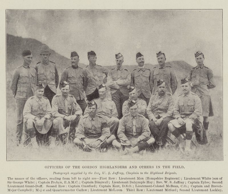 Officiers des Gordon Highlanders et autres sur le terrain - English Photographer