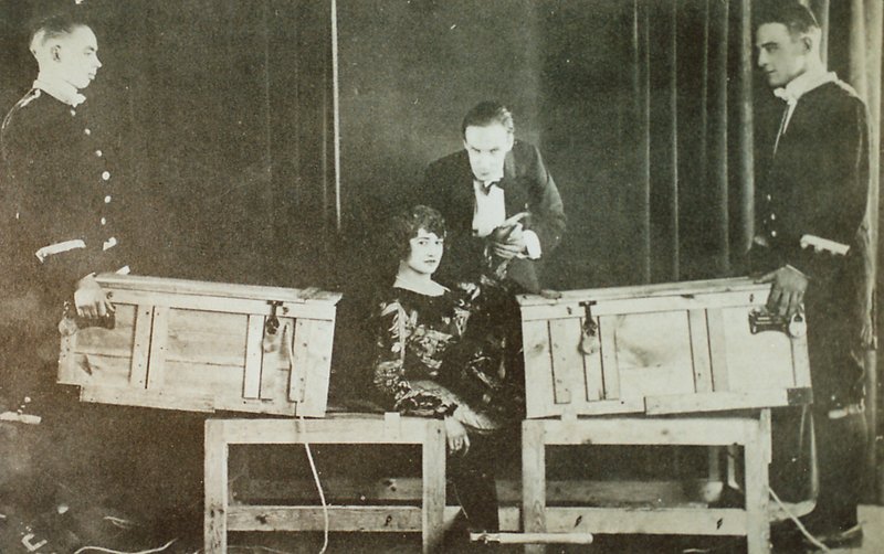 P T Selbit, le magicien britannique, sciant une femme en deux - English Photographer