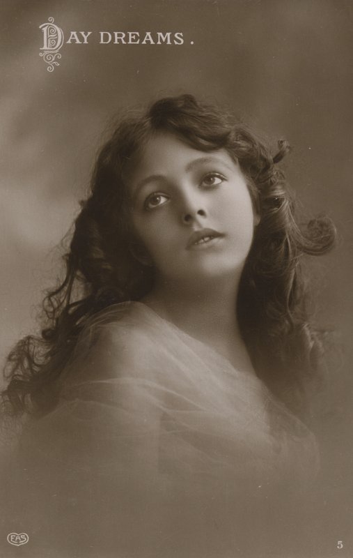 Jolie fille, rêvassant - English Photographer