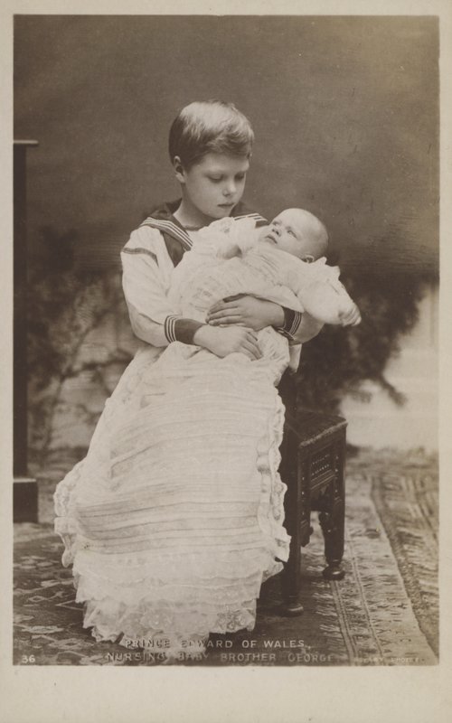 Prince Edward de Galles, tenant son frère bébé George - English Photographer