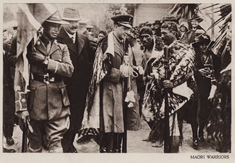 Prince de Galles avec des guerriers maoris, Nouvelle-Zélande - English Photographer