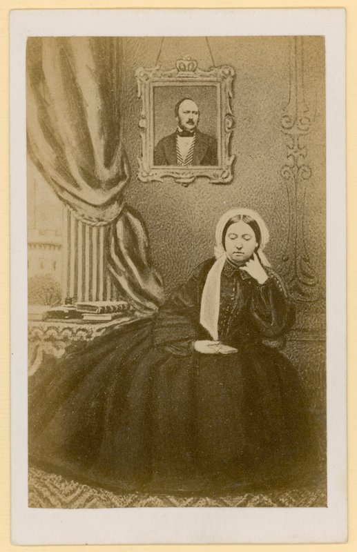 Reine Victoria, veuve, avec un portrait du Prince Consort derrière elle - English Photographer