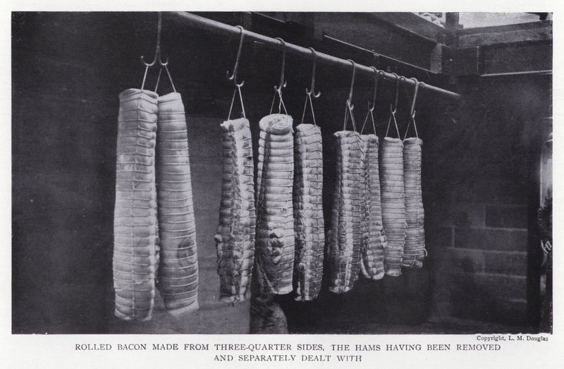 Bacon roulé fait à partir de côtés trois-quarts, les jambons ayant été retirés et traités séparément - English Photographer