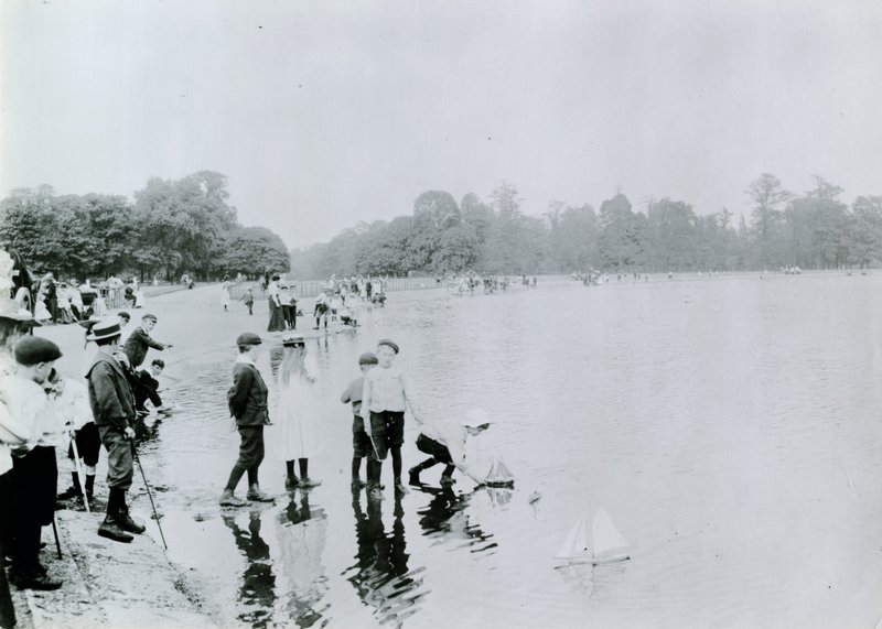 Round Pond, Kensington Gardens - English Photographer