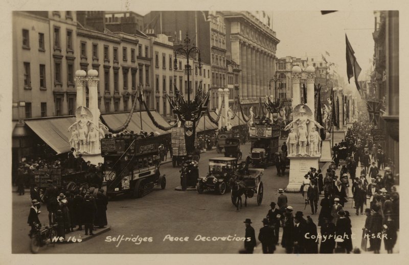 Selfridges, décorations de paix - English Photographer