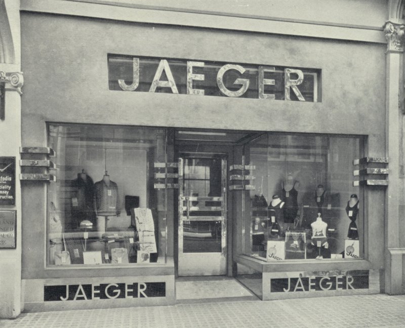 Façade de magasin montrant une inscription au niveau du trottoir - English Photographer
