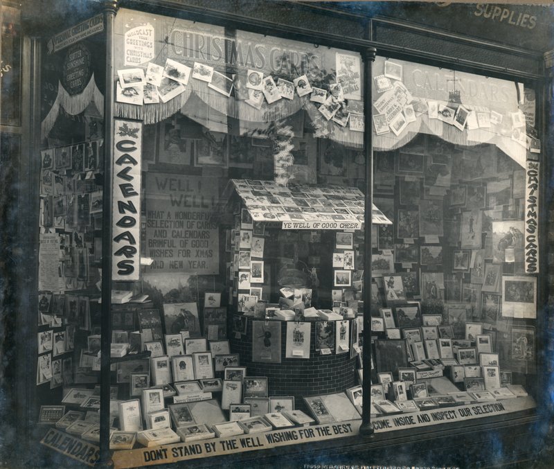Vitrine affichant des cartes de Noël et des calendriers - English Photographer