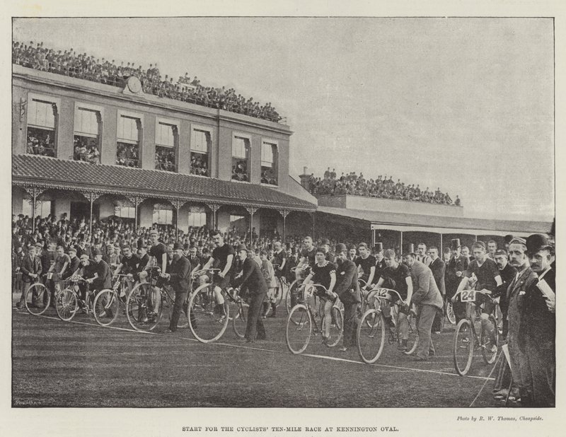 Départ pour la course cycliste de dix miles à Kennington Oval - English Photographer