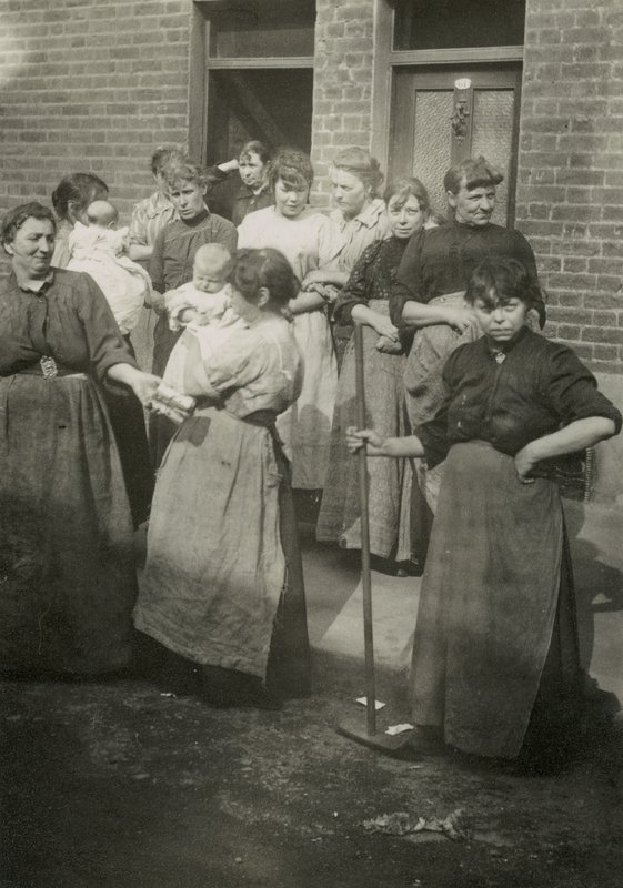 Scène de rue, femmes et bébés, Londres - English Photographer