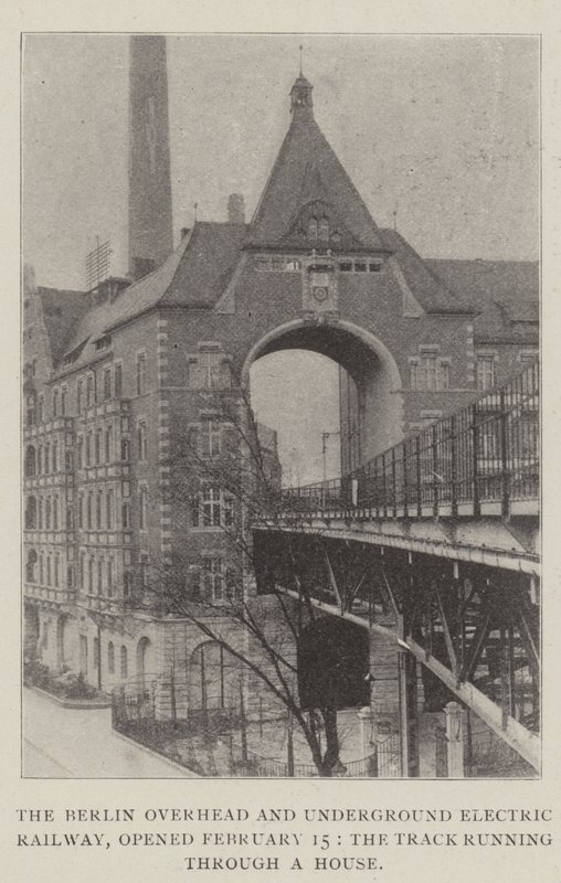 Le chemin de fer électrique aérien et souterrain de Berlin, ouvert le 15 février, la voie passant à travers une maison - English Photographer