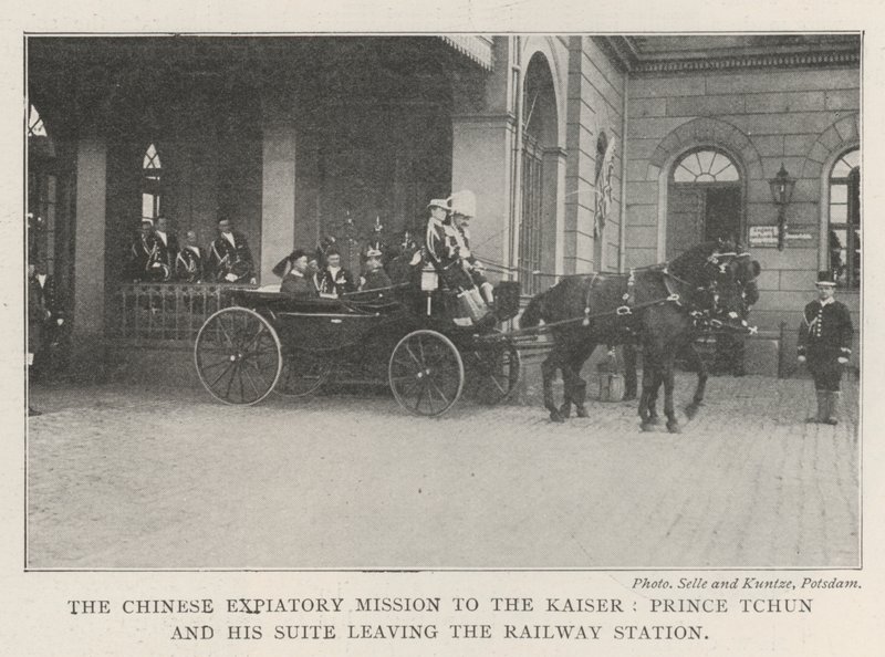 La mission expiatoire chinoise auprès du Kaiser, le prince Tchun et sa suite quittant la gare - English Photographer
