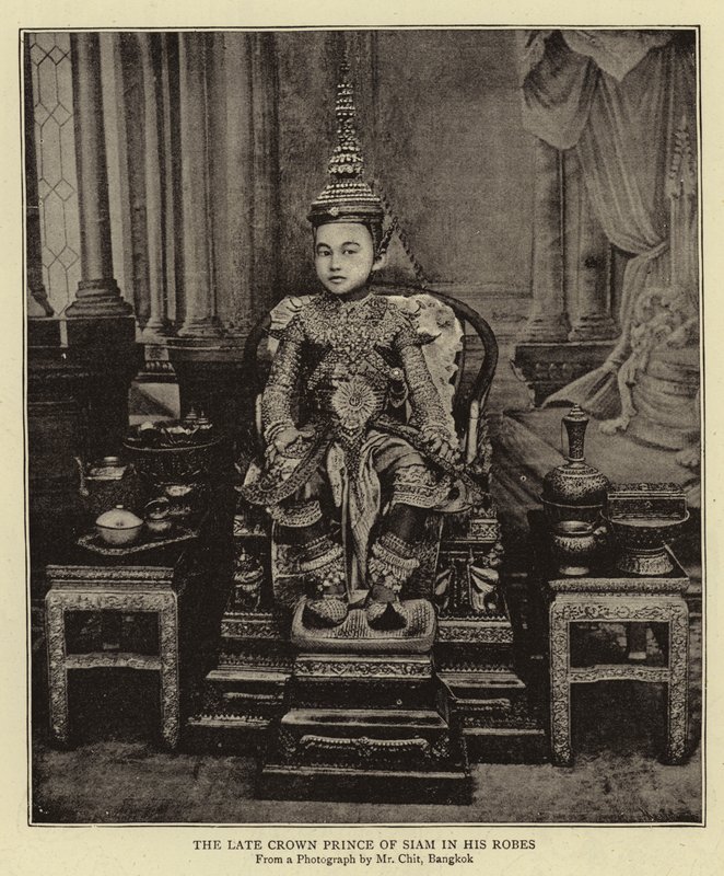 Le défunt prince héritier de Siam dans ses robes - English Photographer
