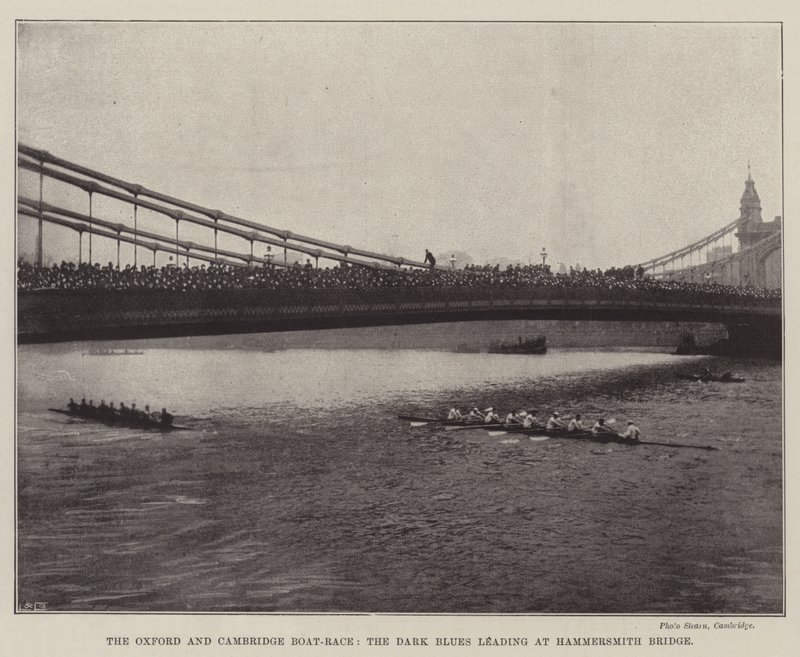 La course de bateaux Oxford et Cambridge, les Dark Blues en tête au pont de Hammersmith - English Photographer