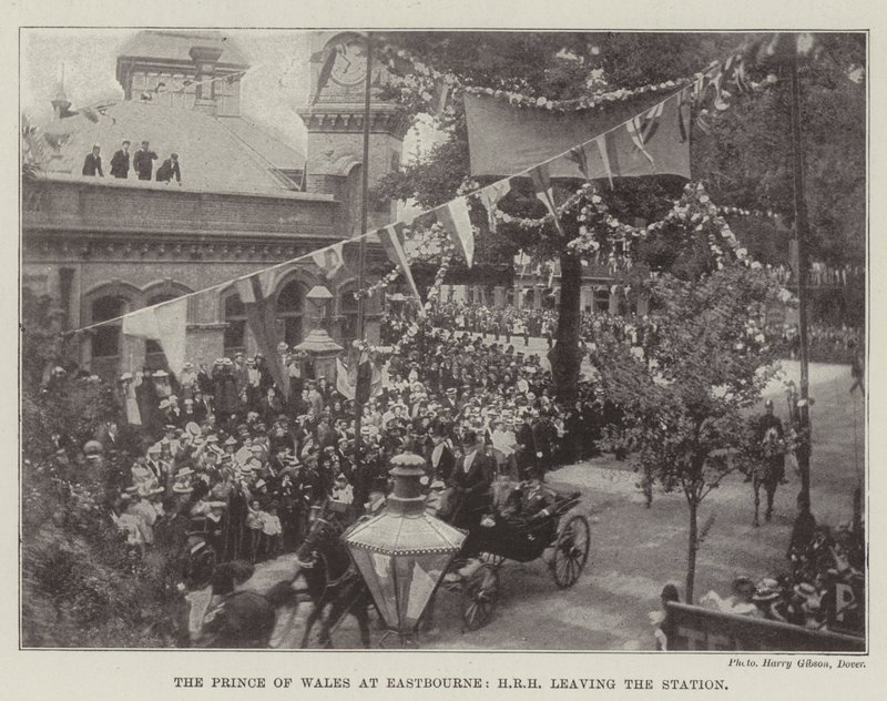 Le Prince de Galles à Eastbourne, SAR quittant la gare - English Photographer