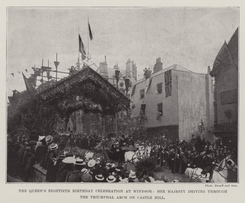 Célébration du quatre-vingtième anniversaire de la reine à Windsor, Sa Majesté passant sous l