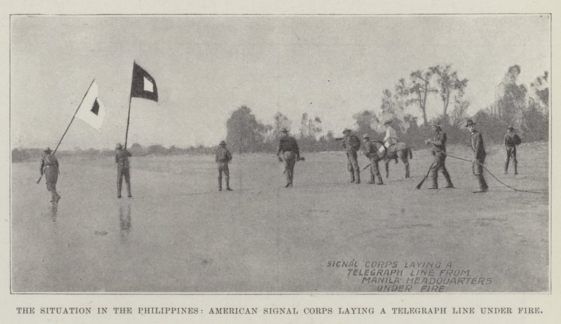 La situation aux Philippines, le corps des signaux américains posant une ligne télégraphique sous le feu - English Photographer