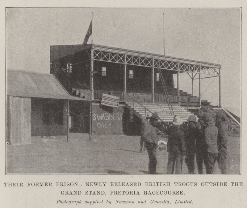 Leur ancienne prison, troupes britanniques nouvellement libérées devant la grande tribune, hippodrome de Pretoria - English Photographer