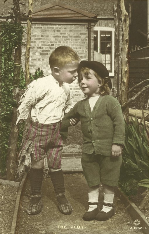 Deux petits garçons complotant - English Photographer