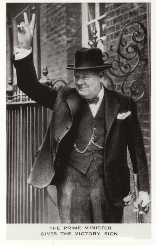 Winston Churchill fait le signe de la victoire devant le 10 Downing Street, le 5 juin. - English Photographer