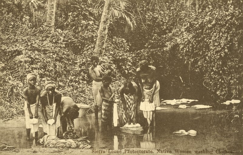 Femmes lavant des vêtements dans une rivière, Sierra Leone - English Photographer
