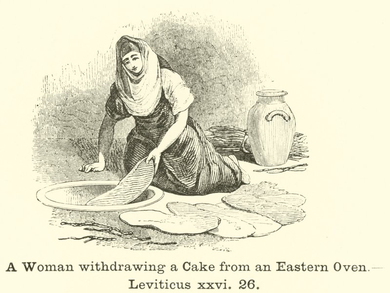 Une femme retirant un gâteau d